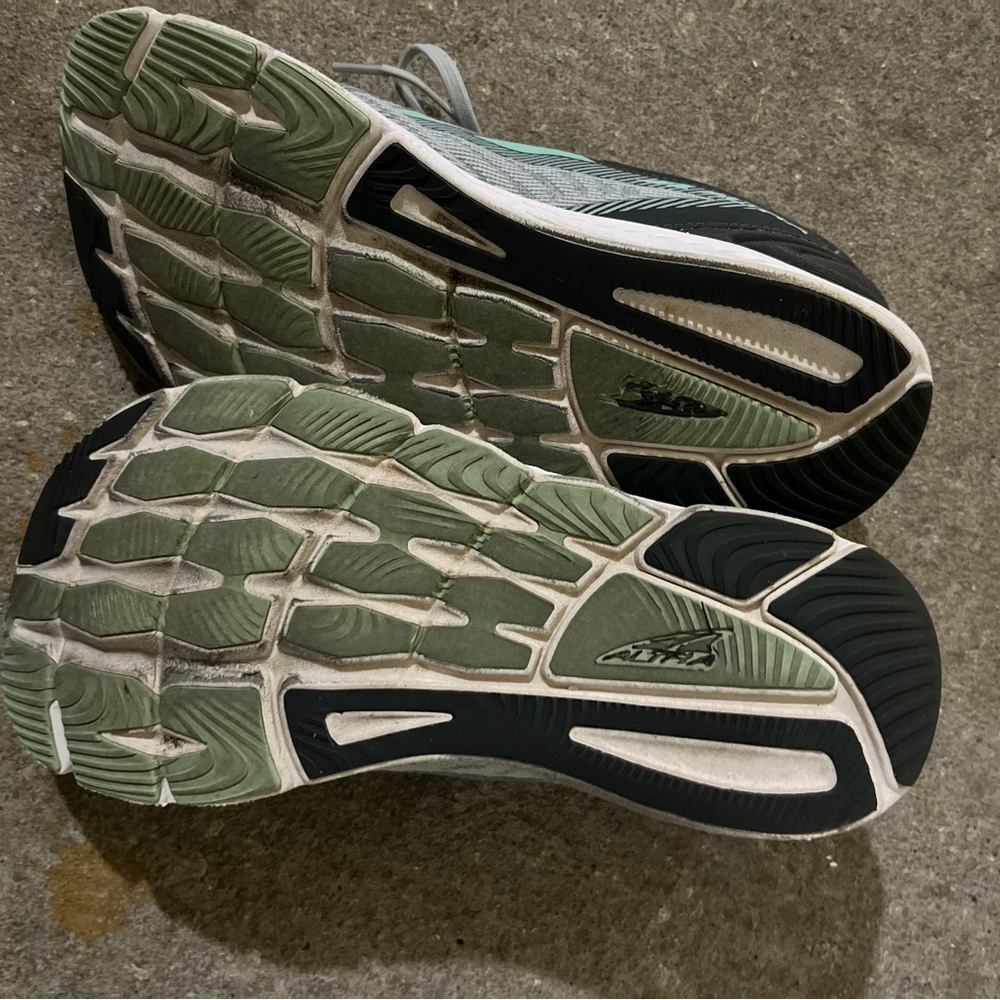 Altra Torin 6 Woman’s road running Shoes - Black teal and grey. Lightly used.